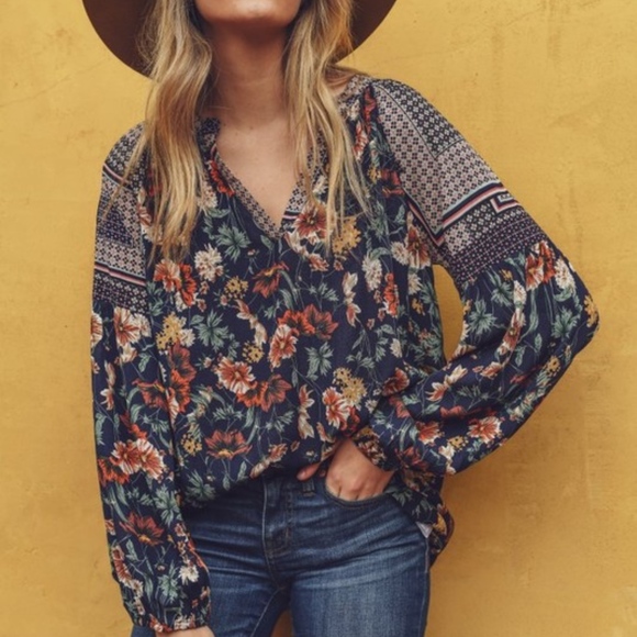 Tops - NWT Floral Bubble Sleeve top